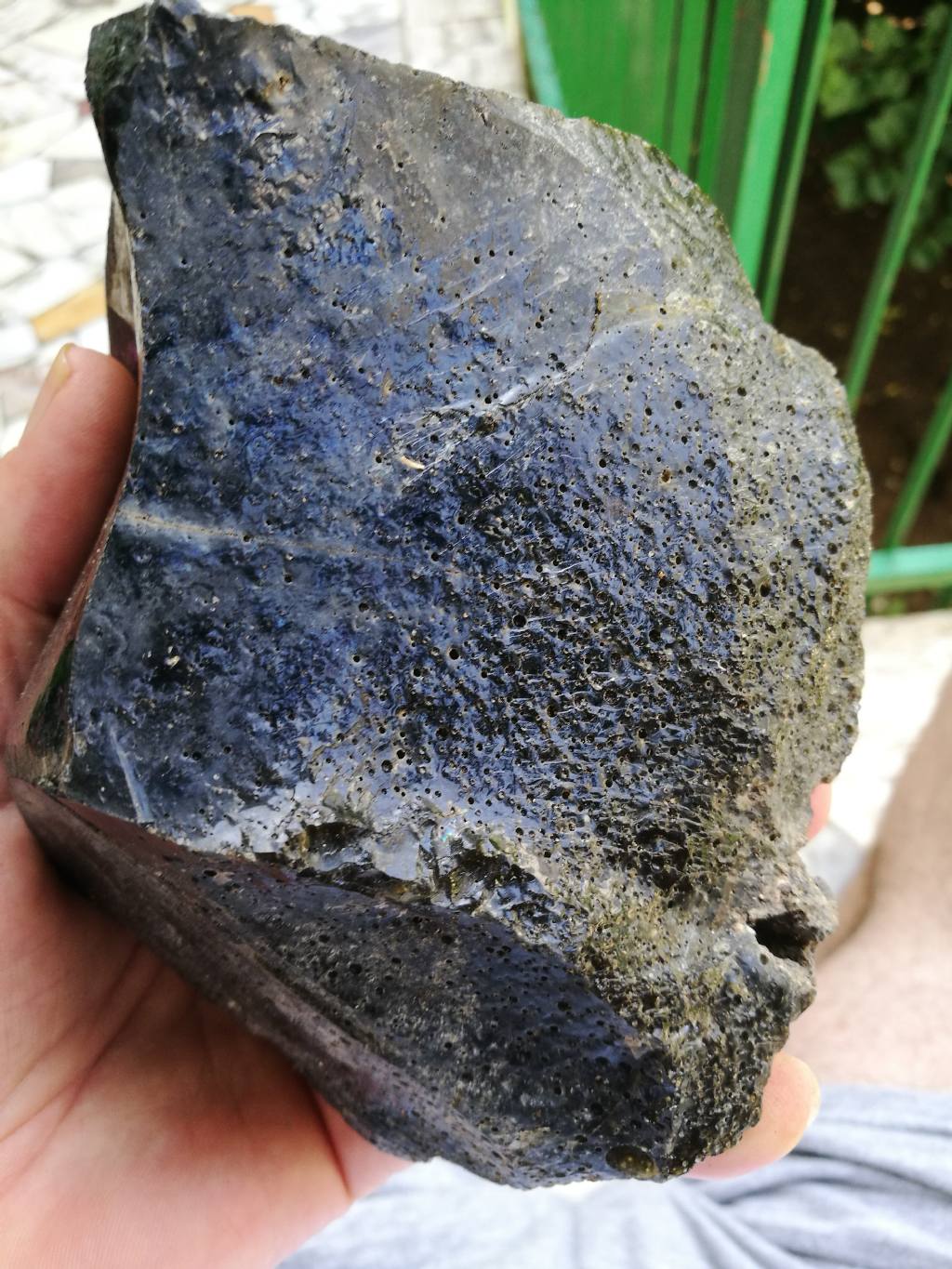 Identificazione roccia ricoperta da patina vetrosa